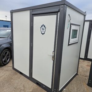 Sanitaire portable avec douche et rideau